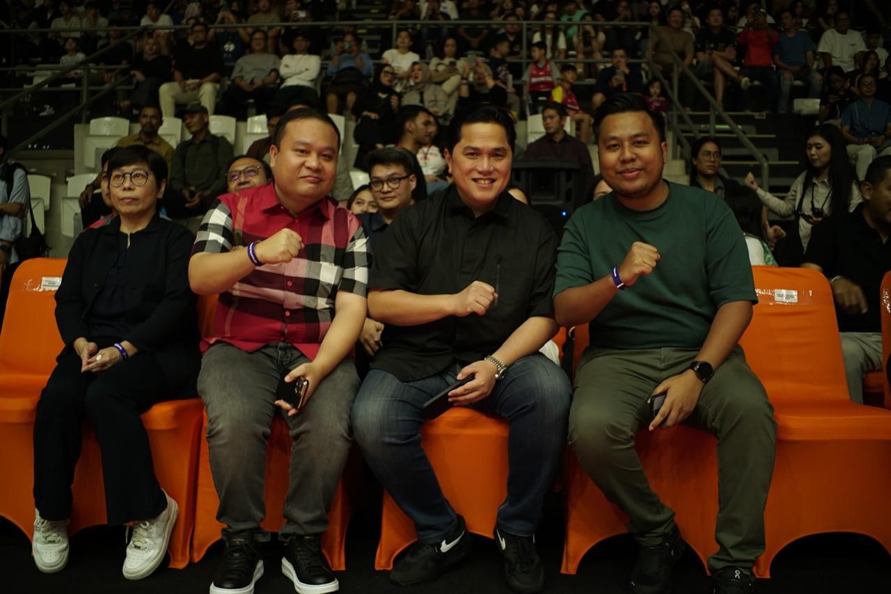 Direksi NT Corp yang juga Komisaris Nusantara TV Dimpos Tampubolon dan Tommy Tampubolon bersama Menteri BUMN Erick Thohir di Laga IBL Pelita Jaya vs Dewa United di Hall Basket Senayan, Jakarta, Sabtu 11 Januari 2025. Nusantara TV menjadi Broadcaster  <b>(Dok. NT Corp)</b>