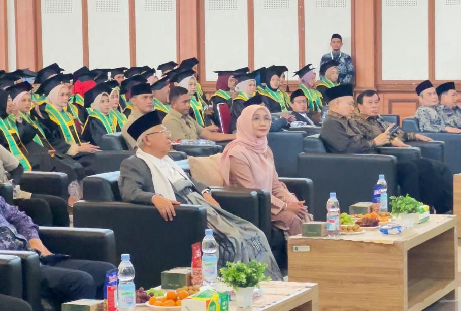 Wakil Presiden ke-13 RI Ma'ruf dan Presiden Komisaris NT Corp Nurdin Tampubolon hadiri wisuda STAISA Jakarta. (NTVNews.id) 