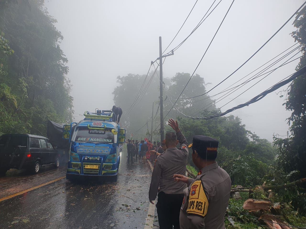 Polisi memastikan upaya pembersihan pohon tumbang yang membuat akses jalan ke Brastagi, Sumatera Utara (Sumut), telah dilakukan. Evakuasi dan pembersihan itu dilakukan dengan bersinergi bersama TNI. <b>(DOk)</b>