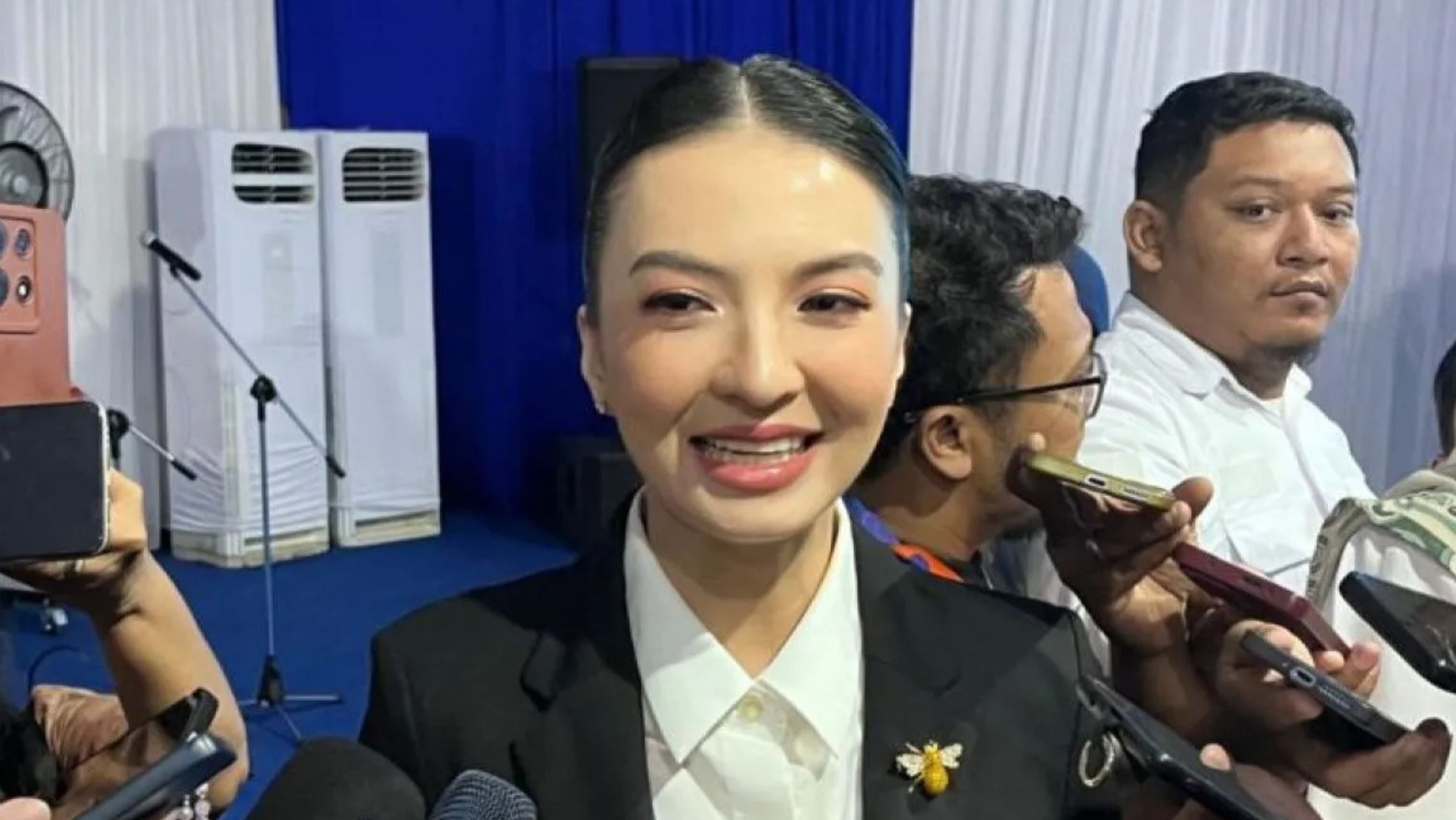 Staf Khusus Menteri Komunikasi dan Digital bidang Kemitraan Global dan Edukasi Digital Raline Shah dalam wawancara cegat dengan media di Kantor Kementerian Komunikasi dan Digital, Jakarta, Senin &#96;13 Januari 2025 <b>((Antara))</b>