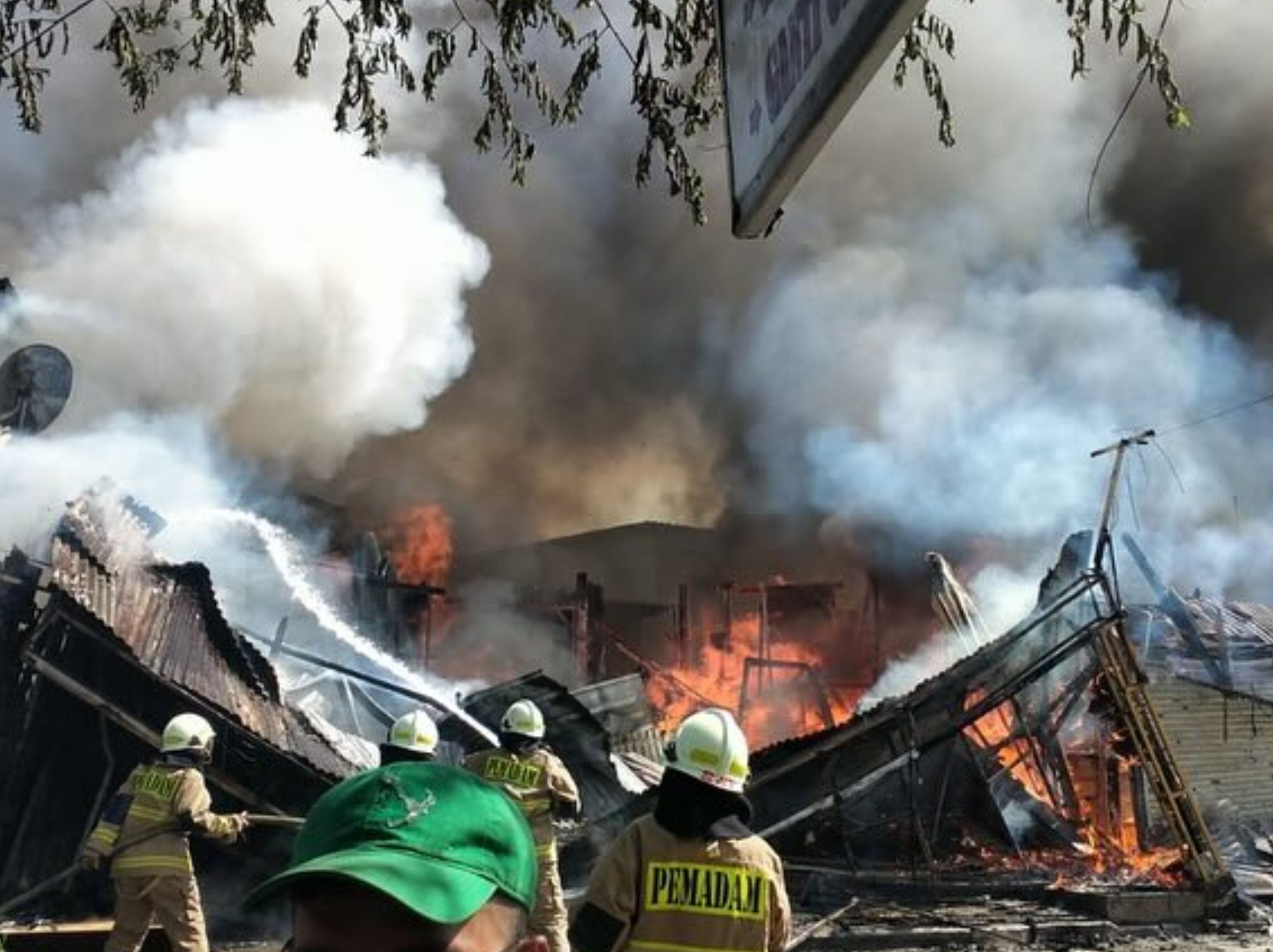 Bangunan rumah tinggal di Jalan Kemaron Gempol RT.08/RW.06, Kelurahan Kebon Kosong, Kecamatan Kemayoran, Jakarta Pusat dilaporkan terbakar. <b>(HUMAS JAKFIRE)</b>