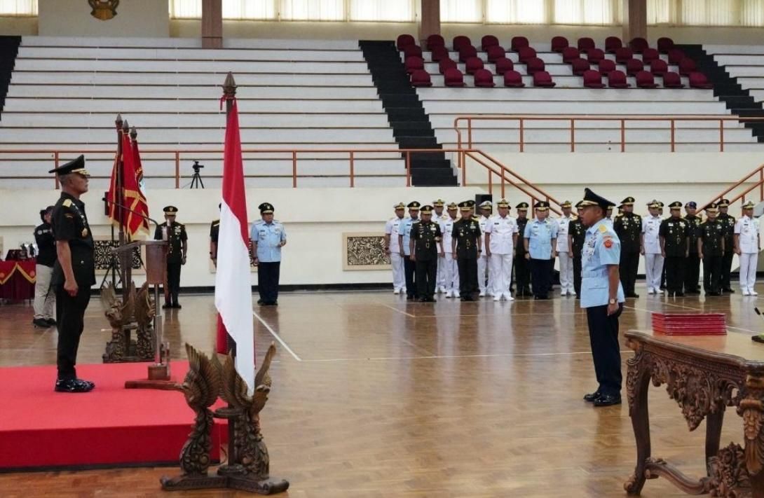 Kasum TNI Letjen Richard Tampubolon menerima laporan korps kenaikan pangkat dan pimpin sertijab Balakpus Mabes TNI. (Puspen TNI) 