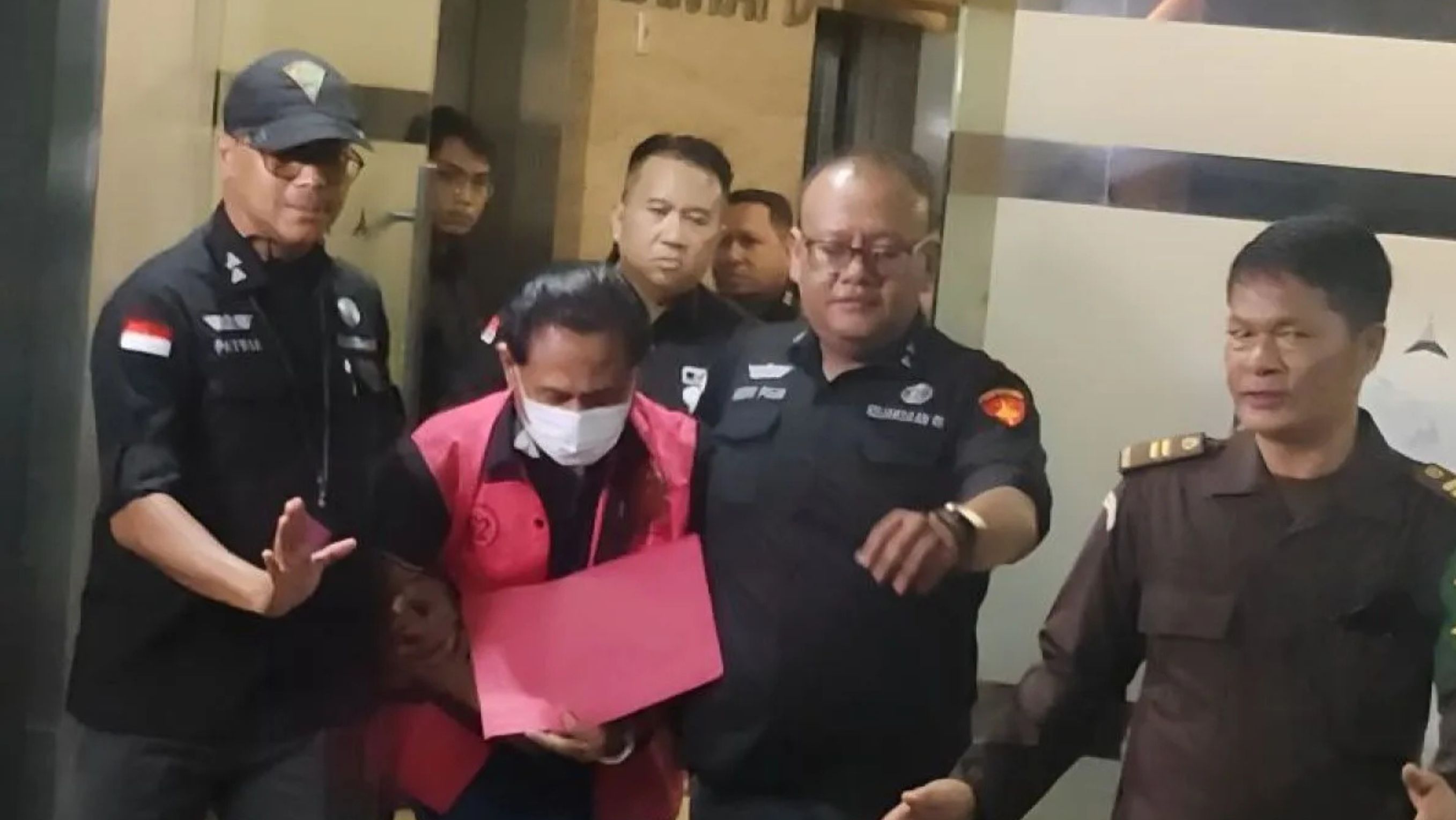 Mantan Ketua Pengadilan Negeri (PN) Surabaya Rudi Suparmono (RS) yang menjadi tersangka kasus suap dalam pemberian vonis bebas Ronald Tannur digiring penyidik Jampidsus keluar dari Gedung Kejaksaan Agung, Jakarta, Selasa 14 Januari 2025. <b>((Antara))</b>