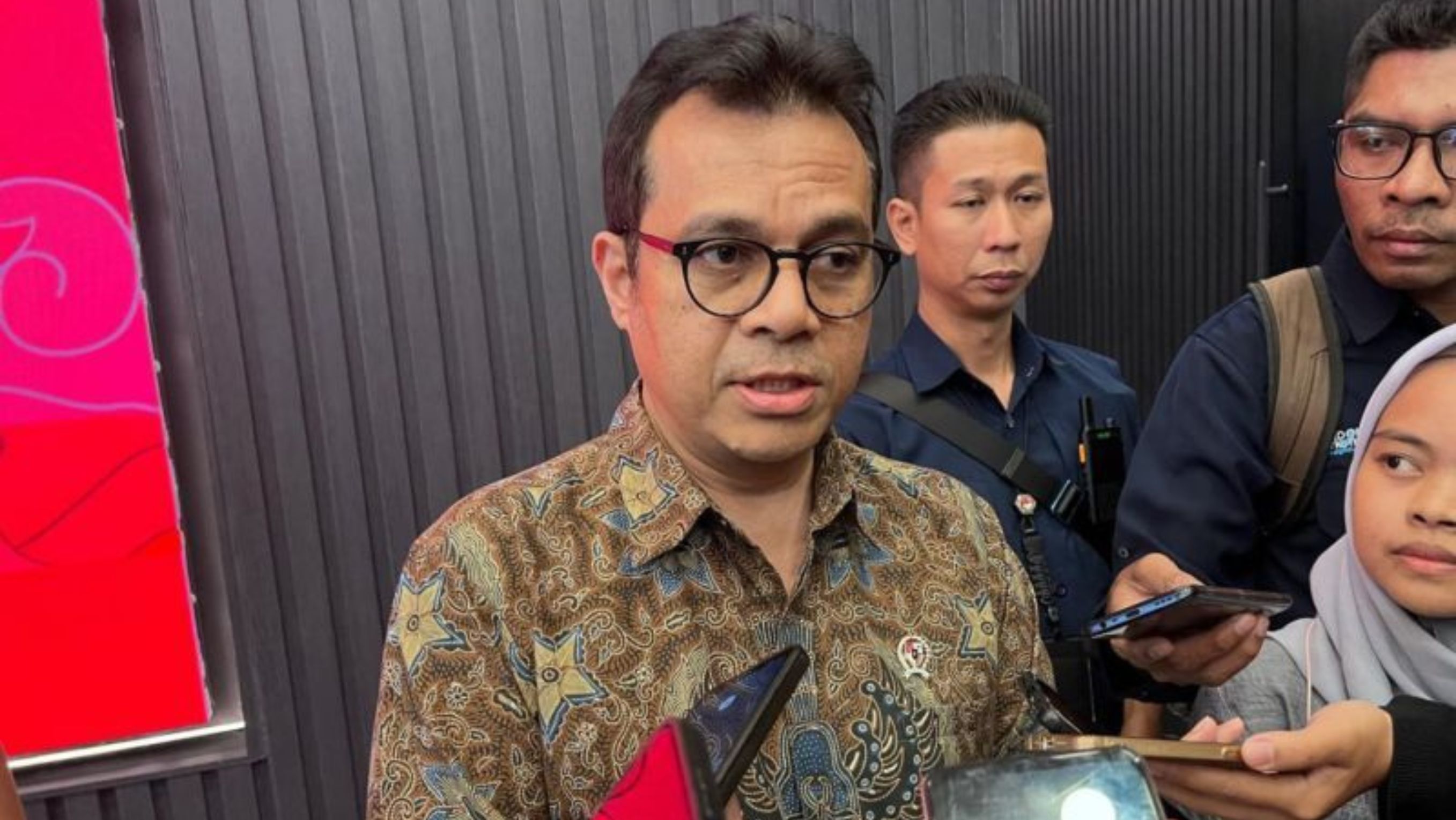 Wakil Menteri Komunikasi dan Digital Nezar Patria dalam wawancara cegat dengan wartawan di kawasan Gatot Subroto, Jakarta, Rabu (15/1/2025). <b>(ANTARA (Fathur&nbsp;Rochman))</b>