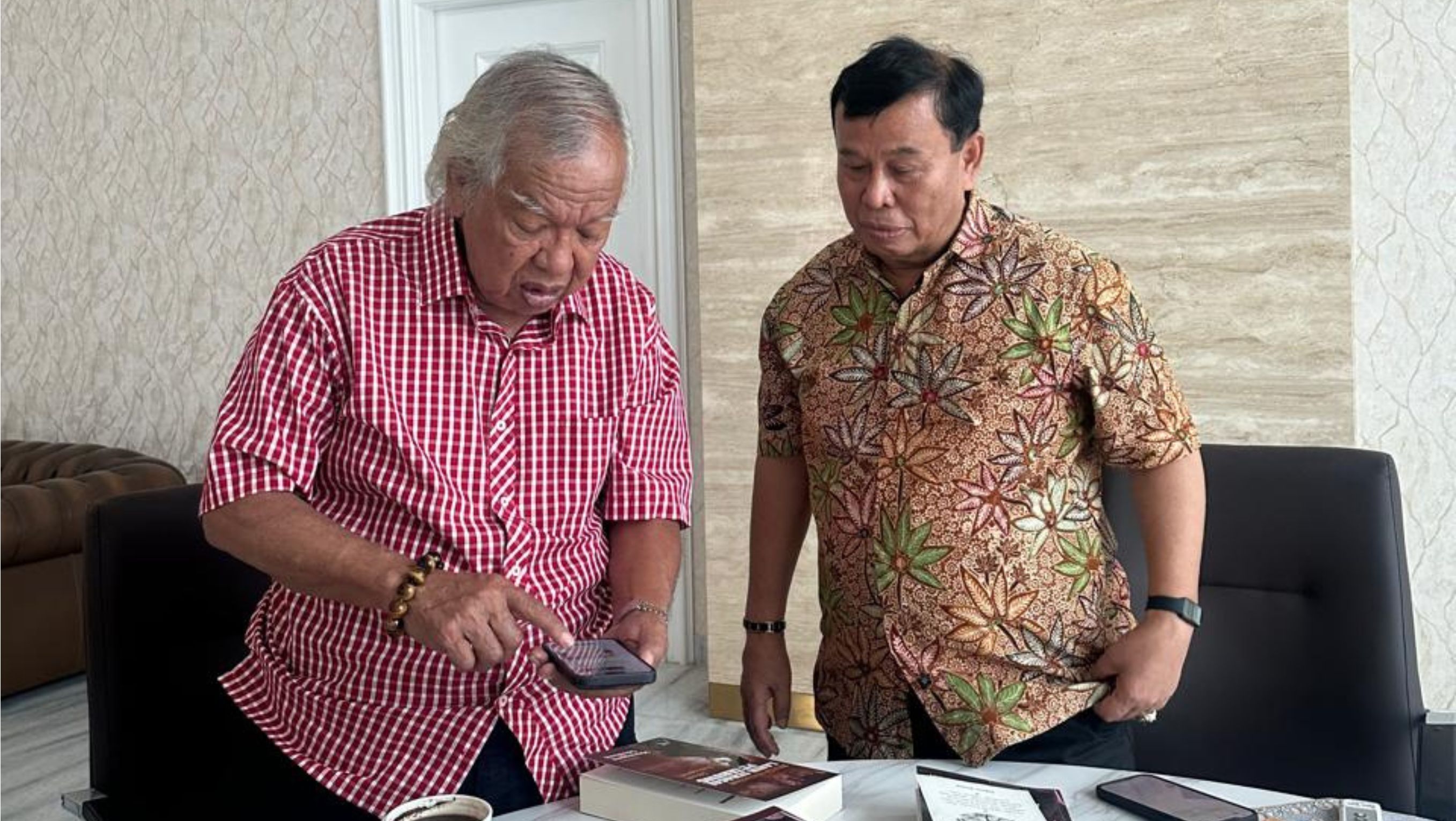 Panda Nababan serahkan buku otobiografinya kepada Preskom NT Corp Nurdin Tampubolon <b>(ntvnews)</b>