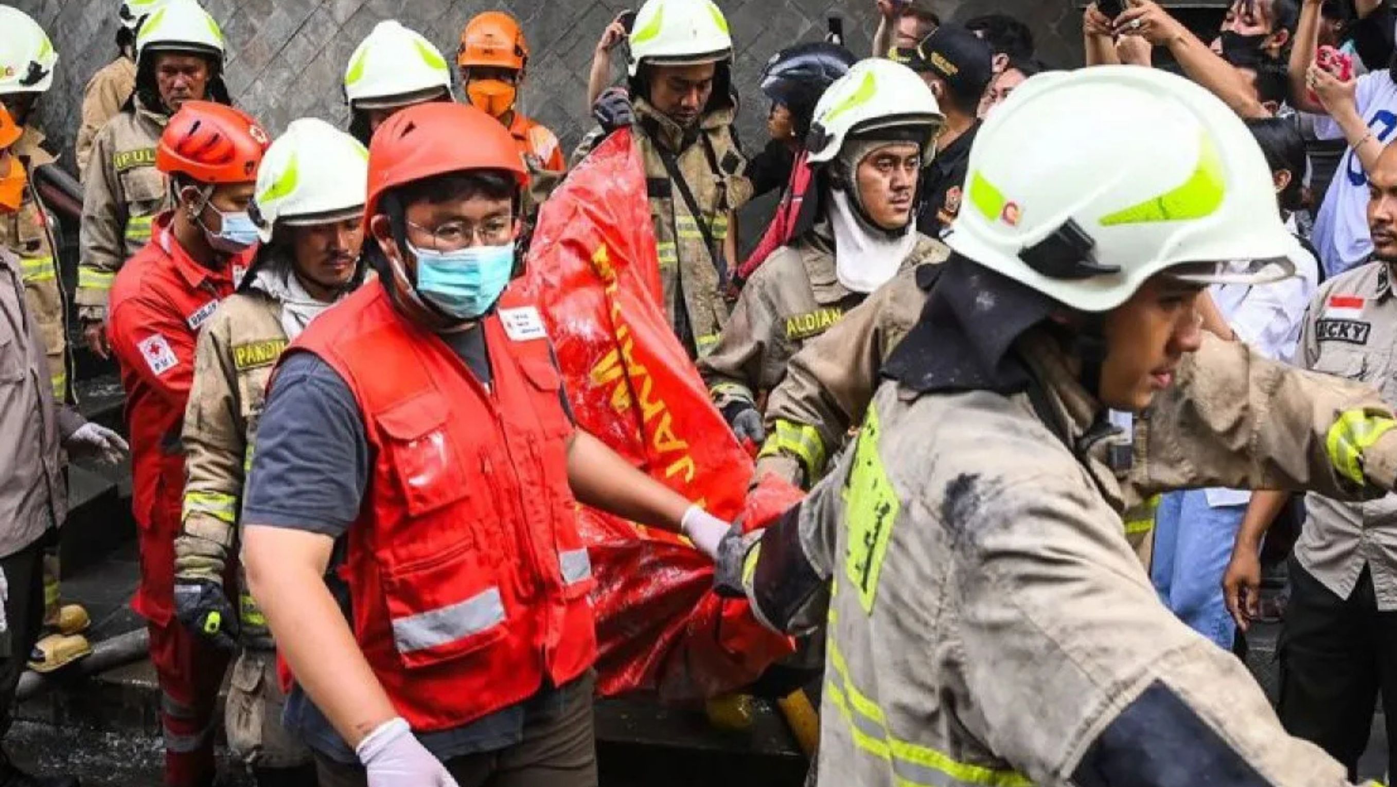 Sejumlah petugas mengevakuasi jenazah korban kebakaran Glodok Plaza, Jakarta, Kamis (16/1/2025). Tim gabungan telah mengevakuasi tiga jenazah korban dari total delapan laporan orang hilang dalam peristiwa kebakaran tersebut yang kemudian dibawa ke RS <b>(ANTARA (Sulthony Hasanuddin))</b>