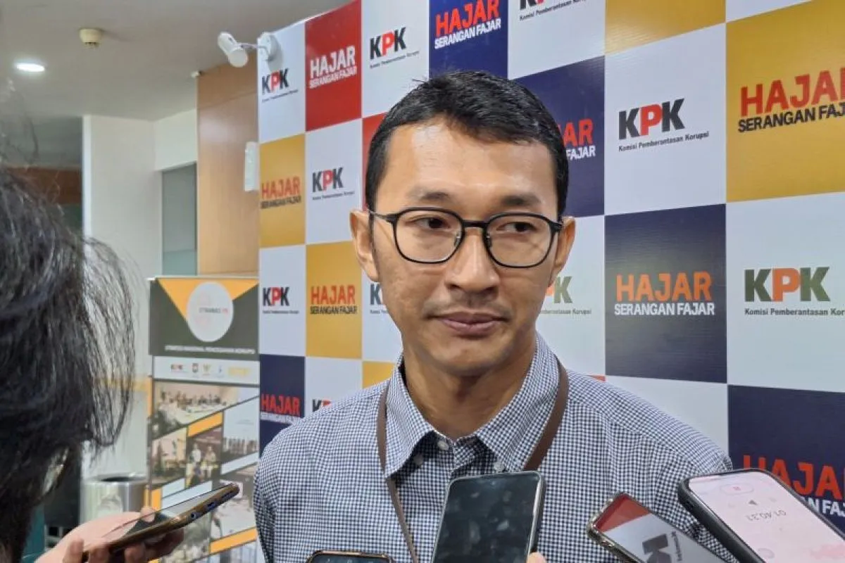 Anggota Tim Juru Bicara Komisi Pemberantasan Korupsi (KPK) Budi Prasetyo berikan keterangan kepada wartawan di Gedung Pusat Edukasi Antikorupsi KPK, Jakarta, Kamis (31/10/2024).  <b>(Antara)</b>
