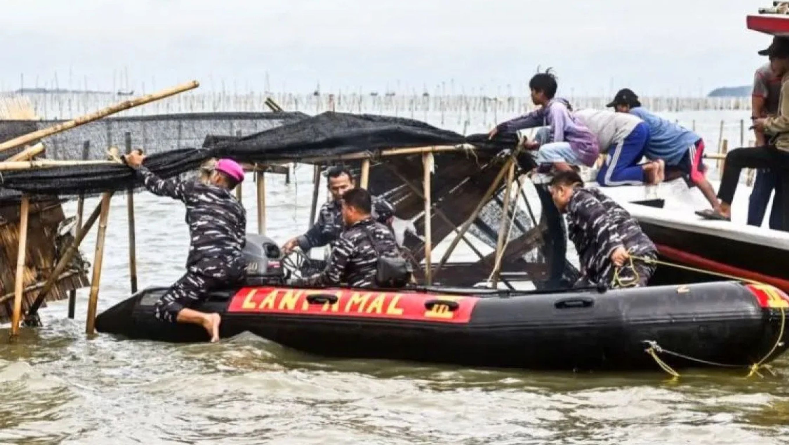 Personel TNI AL dan nelayan membongkar pagar laut yang terpasang di kawasan pesisir Tanjung Pasir, Kabupaten Tangerang, Banten, Sabtu (18/1/2025).  <b>(ANTARA (Rivan Awal Lingga))</b>