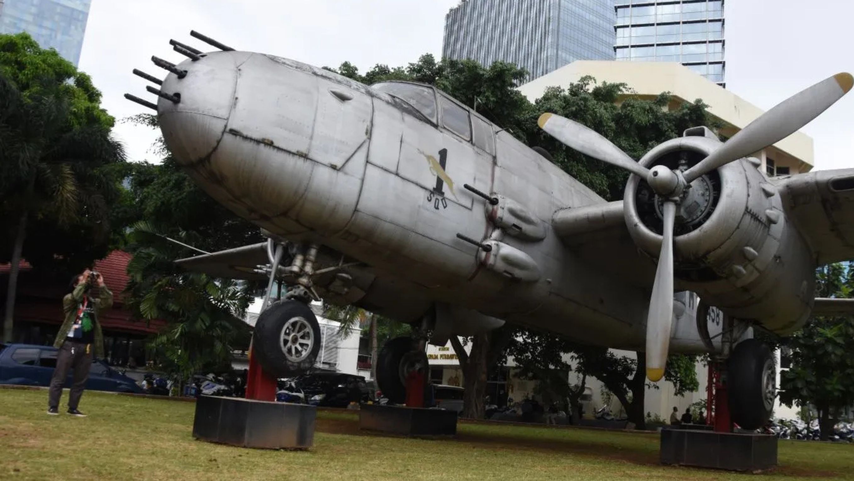 Arsip foto - Wartawan memotret pesawat tempur B-25J Mitchel di Museum Satria Mandala, Jakarta, Kamis (9/2/2023). Museum tersebut merupakan salah satu objek wisata sejarah di Jakarta yang menyimpan berbagai benda bersejarah berkaitan dengan perjuangan <b>(ANTARA (Indrianto Eko Suwarso))</b>