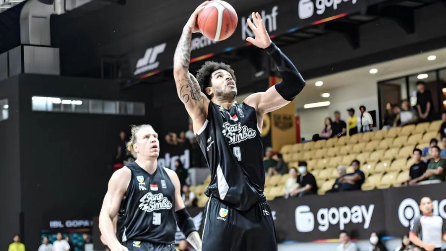 Pemain Rans Simba Bogor Aaron Fuller beraksi dalam laga lanjutan Week 2 regular season IBL GoPay 2025  melawan Dewa United Banten di Dewa United Arena, Tangerang, Banten, Minggu (19/1/2025). <b>(Dok.Antara)</b>