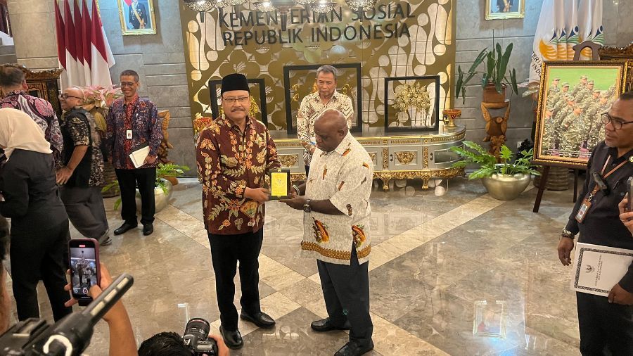 Menteri Hak Asasi Manusia (HAM), Natalius Pigai, dan Menteri Sosial, Saiffulah Yusuf, di Gedung Kementerian Nasional, pada Selasa, 21 Januari 2025. <b>(Dok.Ntvnews.id/Alber Laia)</b>