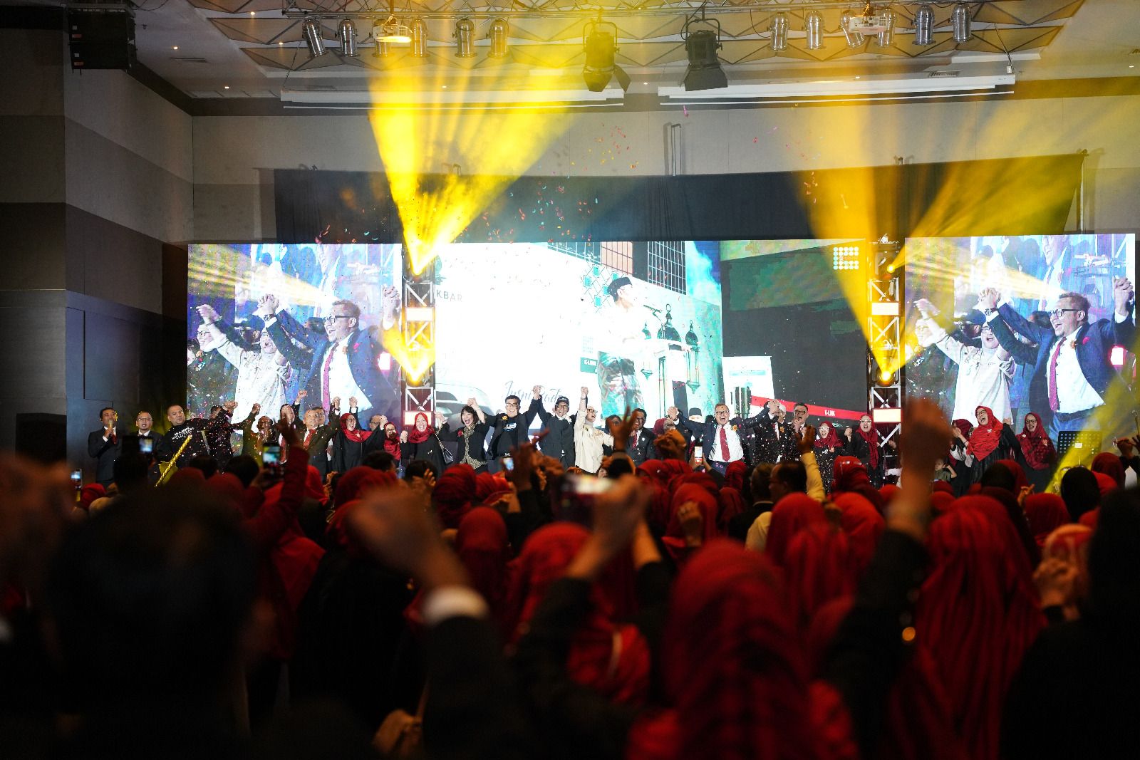 Pada tanggal 19 Januari 2025, di atas panggung K-Link Recognition Day Jakarta 2025 yang diadakan di Ballroom mewah Lantai 5, K-Link Tower, Kuningan, Jakarta Selatan; Ibu Hesti Rina Zulaichah, Ibu Sri Sakti Andayani, dan Ibu Giacinta Ema, membagikan c <b>(ISTIMEWA)</b>