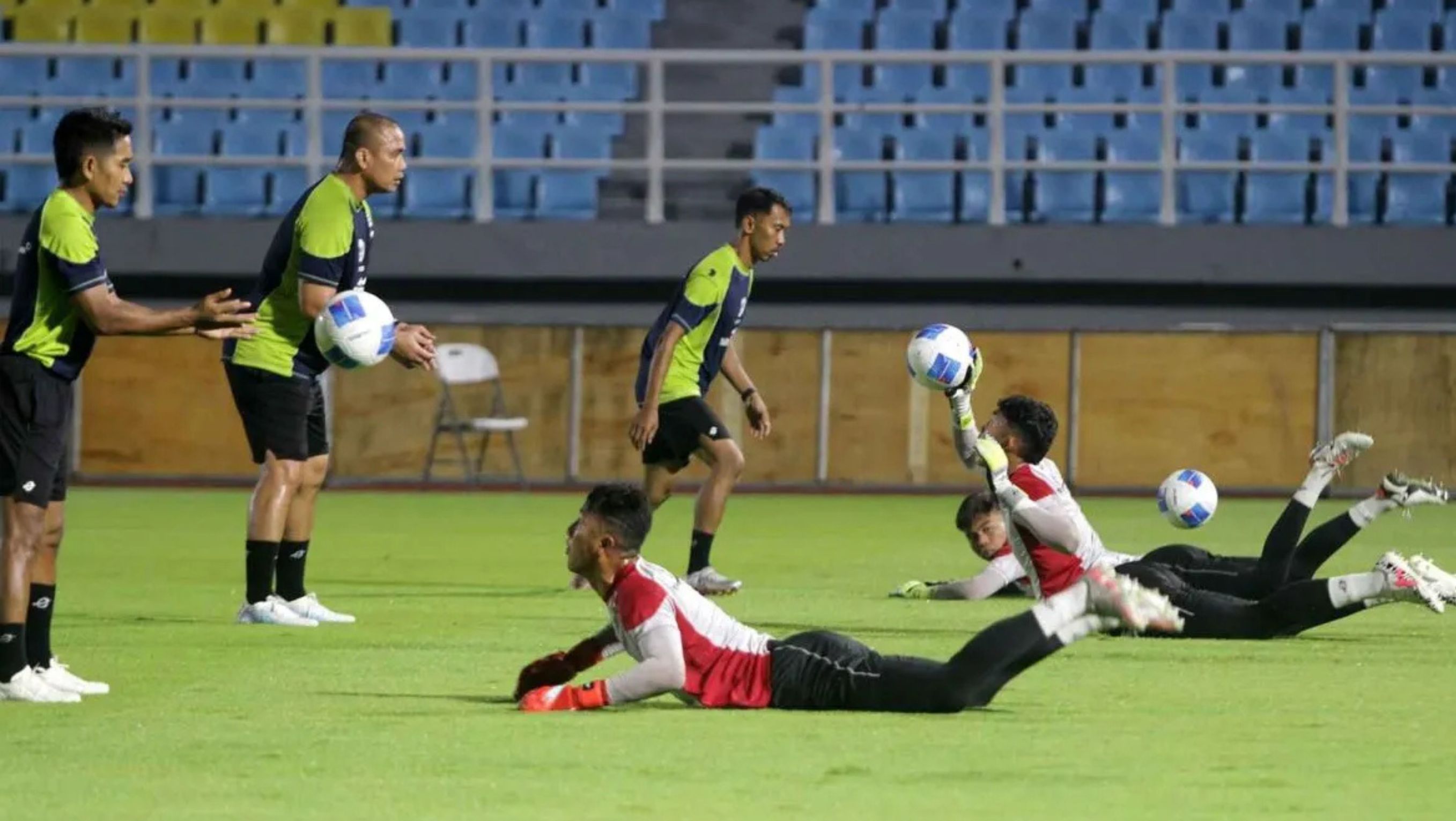 Penjaga gawang Timnas Indonesia U-20 mengikuti sesi latihan di Stadion Gelora Delta Sidoarjo, Jawa Timur, Rabu (22/1/2025). Latihan tersebut digelar sebagai persiapan turnamen internasional Mandiri U20 Challenge Series 2025 yang diikuti Indonesia, Su <b>((Antara))</b>