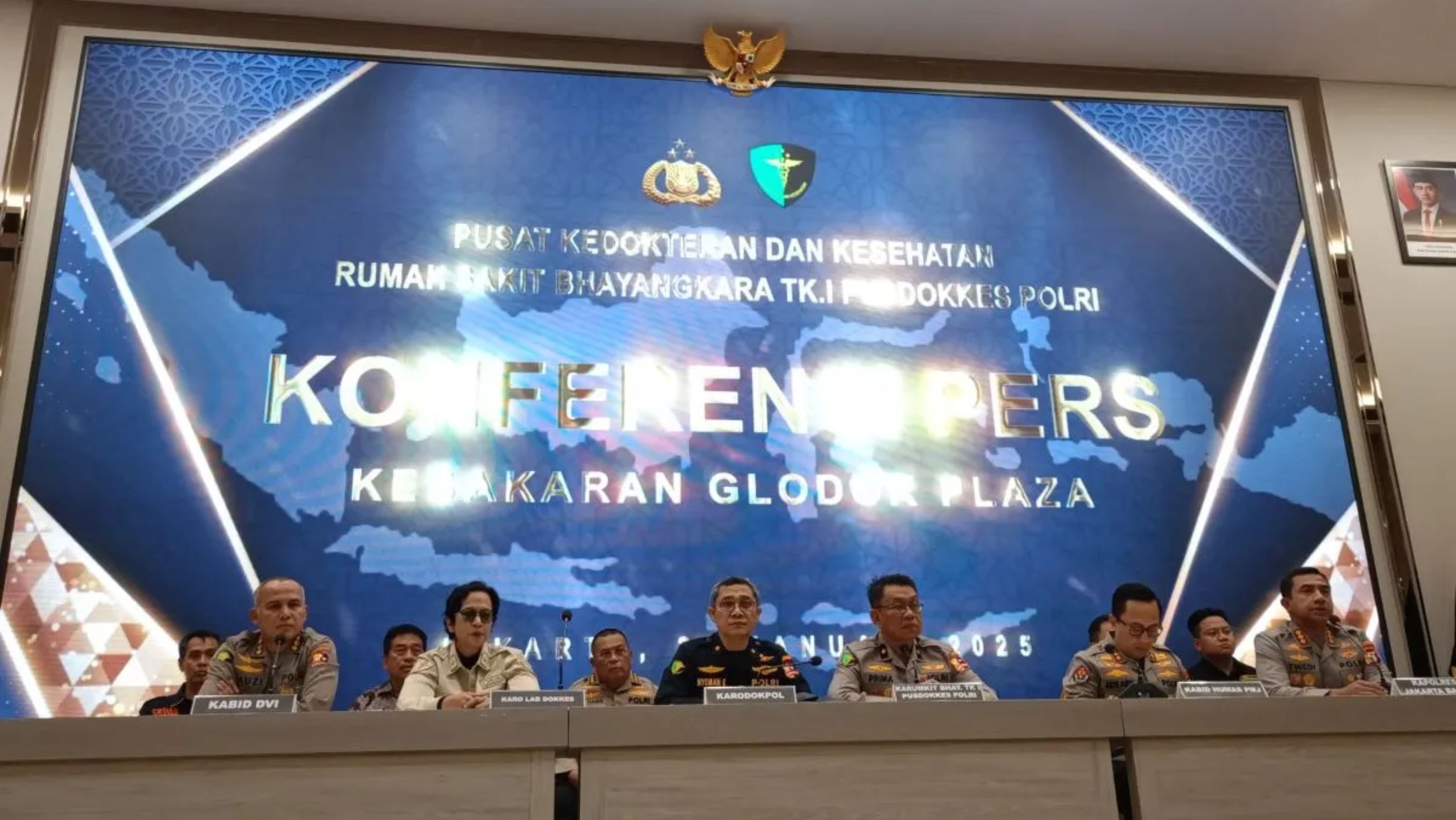 Konferensi pers hasil identifikasi jenazah korban kebakaran Glodok Plaza, Jakarta Barat, di Rumah Sakit Bhayangkara Tk I Pusdokkes Polri (RS Polri), Kramat Jati, Jakarta Timur, <b>(Antara)</b>