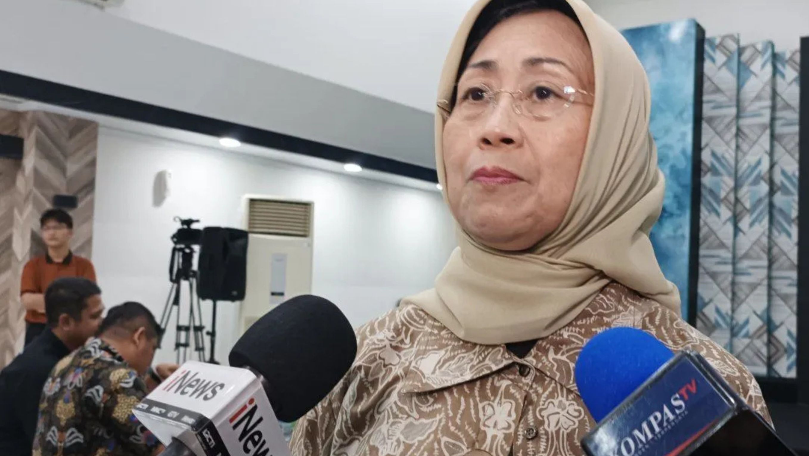 Arsip foto- Ketua Dewan Pers Ninik Rahayu memberi keterangan kepada media di Jakarta, Selasa (1/10/2024). <b>(ANTARA (Khaerul Izan))</b>
