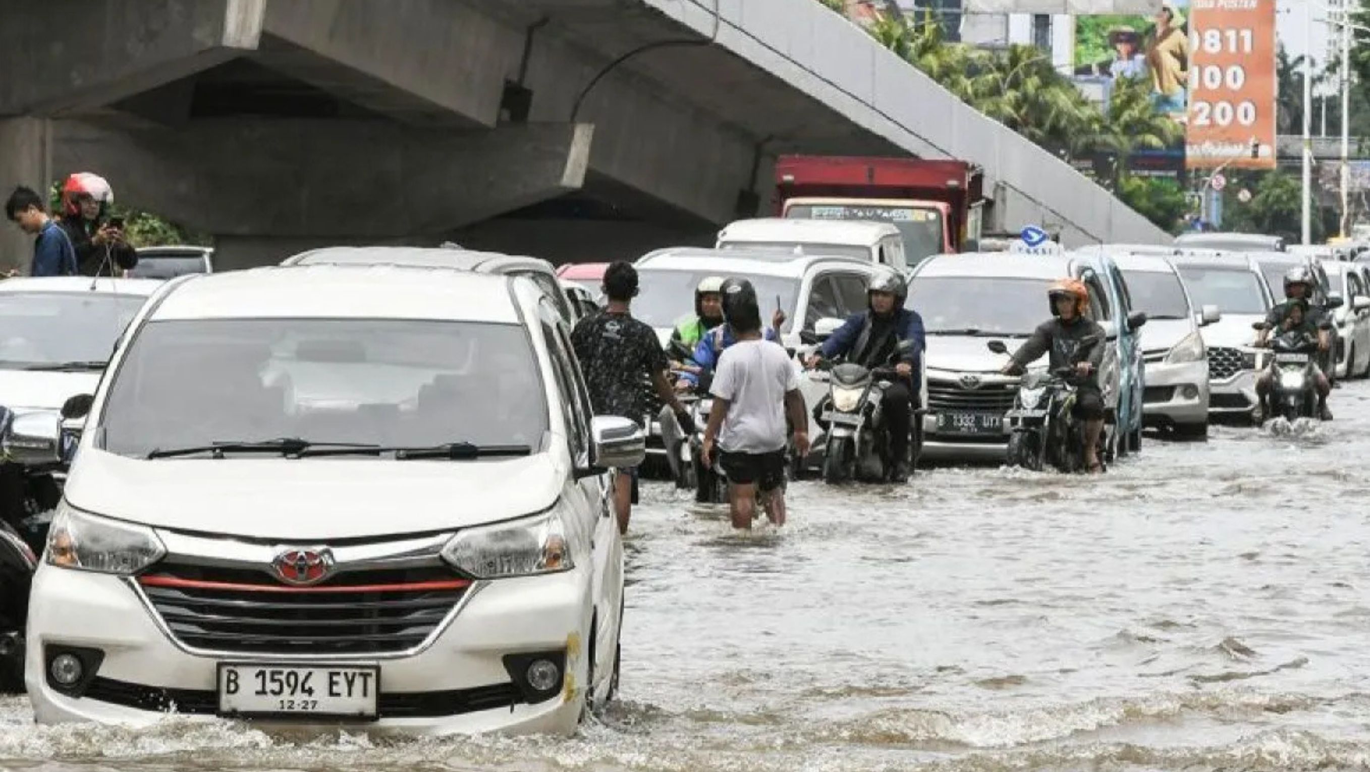 Sejumlah pengendara melintasi genangan air di Jalan Boulevard Barat Raya, Kelapa Gading, Jakarta Utara, Rabu (29/1/2025). BPBD DKI Jakarta menuturkan 20 ruas Jalan di Jakarta tergenang air akibat intensitas hujan yang tinggi pada (28/1) dan kualitas  <b>((Antara))</b>