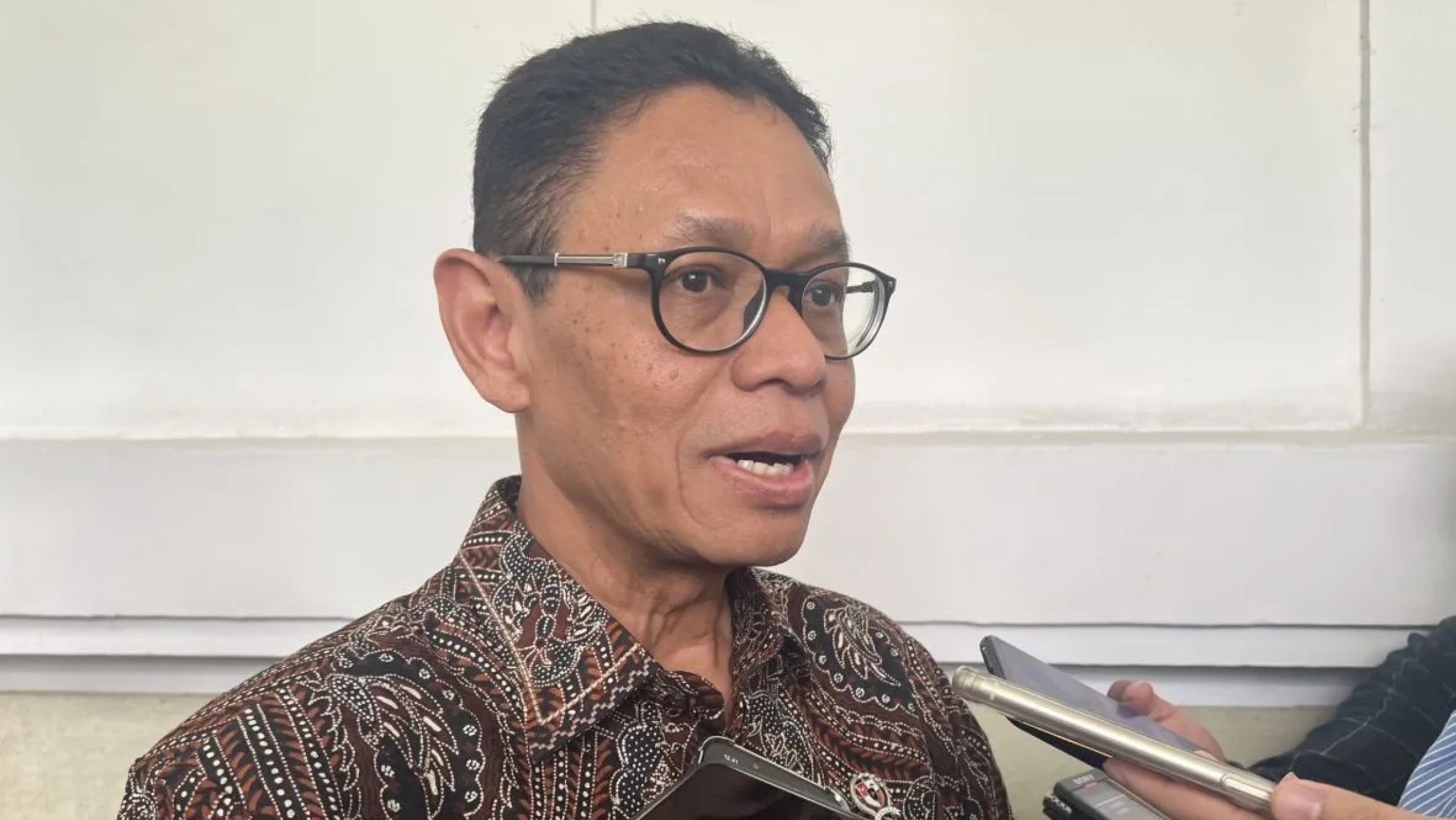 Wakil Menteri Energi dan Sumber Daya Mineral (ESDM) Yuliot Tanjung memberi keterangan ketika ditemui di Jakarta, Jumat (31/1/2025).  <b>(ANTARA (Putu Indah Savitri))</b>