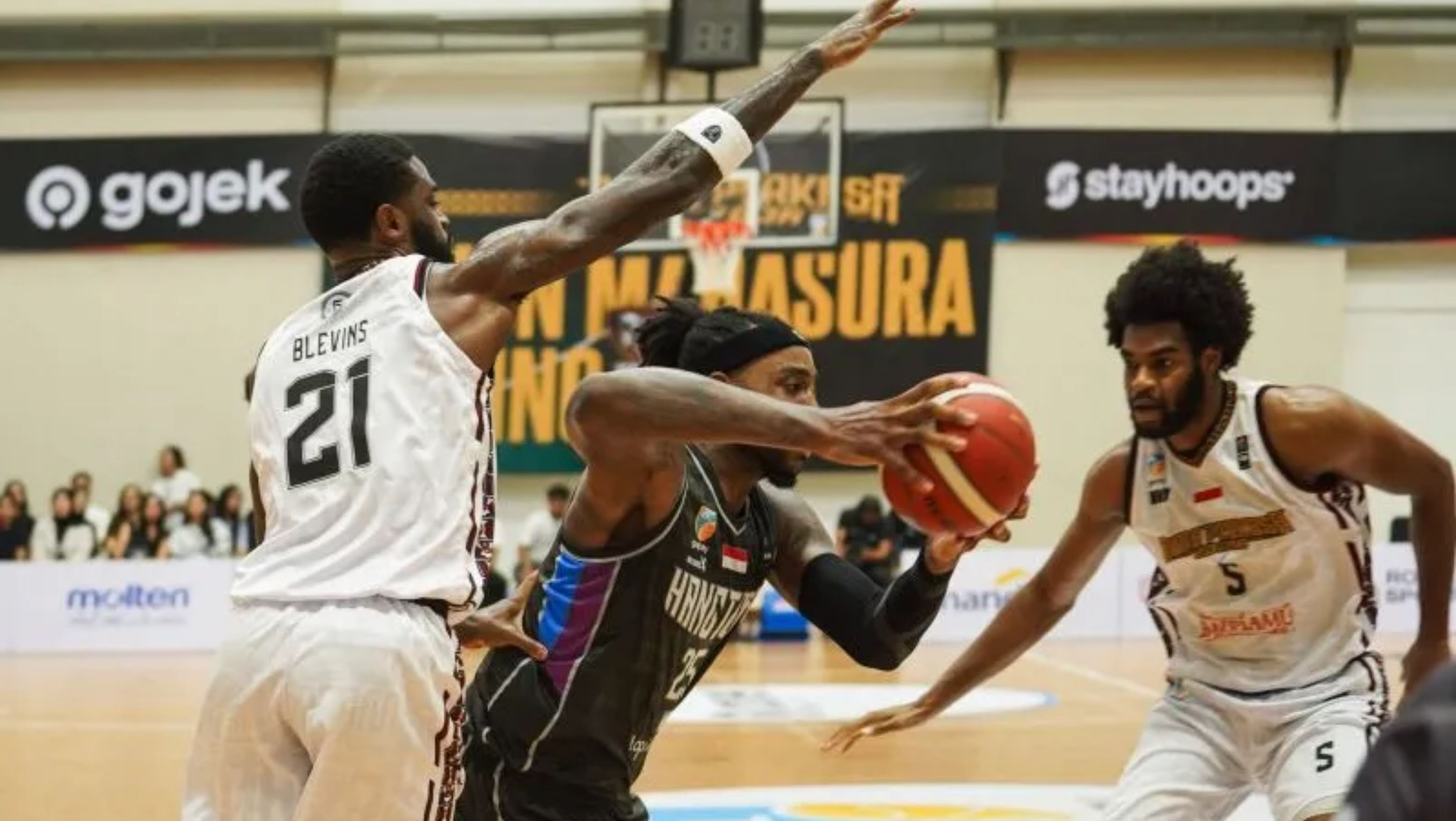 Pebasket Bima Perkasa Jogja Deshawn Blevins (kiri) mencoba menghadang pebasket Hangtuah Jakarta Rakeem Maleek Christmas (tengah) pada pertandingan IBL 2025 di GOR Pancasila, Sleman, DI Yogyakarta, Minggu <b>(Antara)</b>