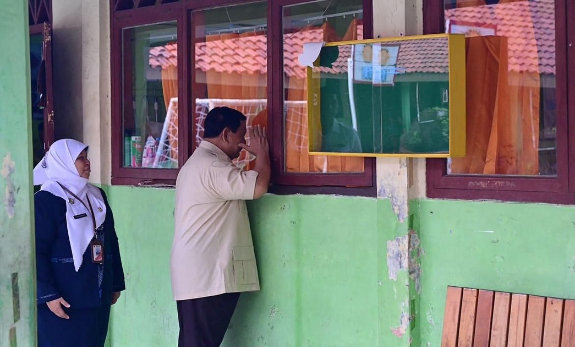 Presiden Prabowo Subianto saat meninjau pelaksana MBG di sekolah. 