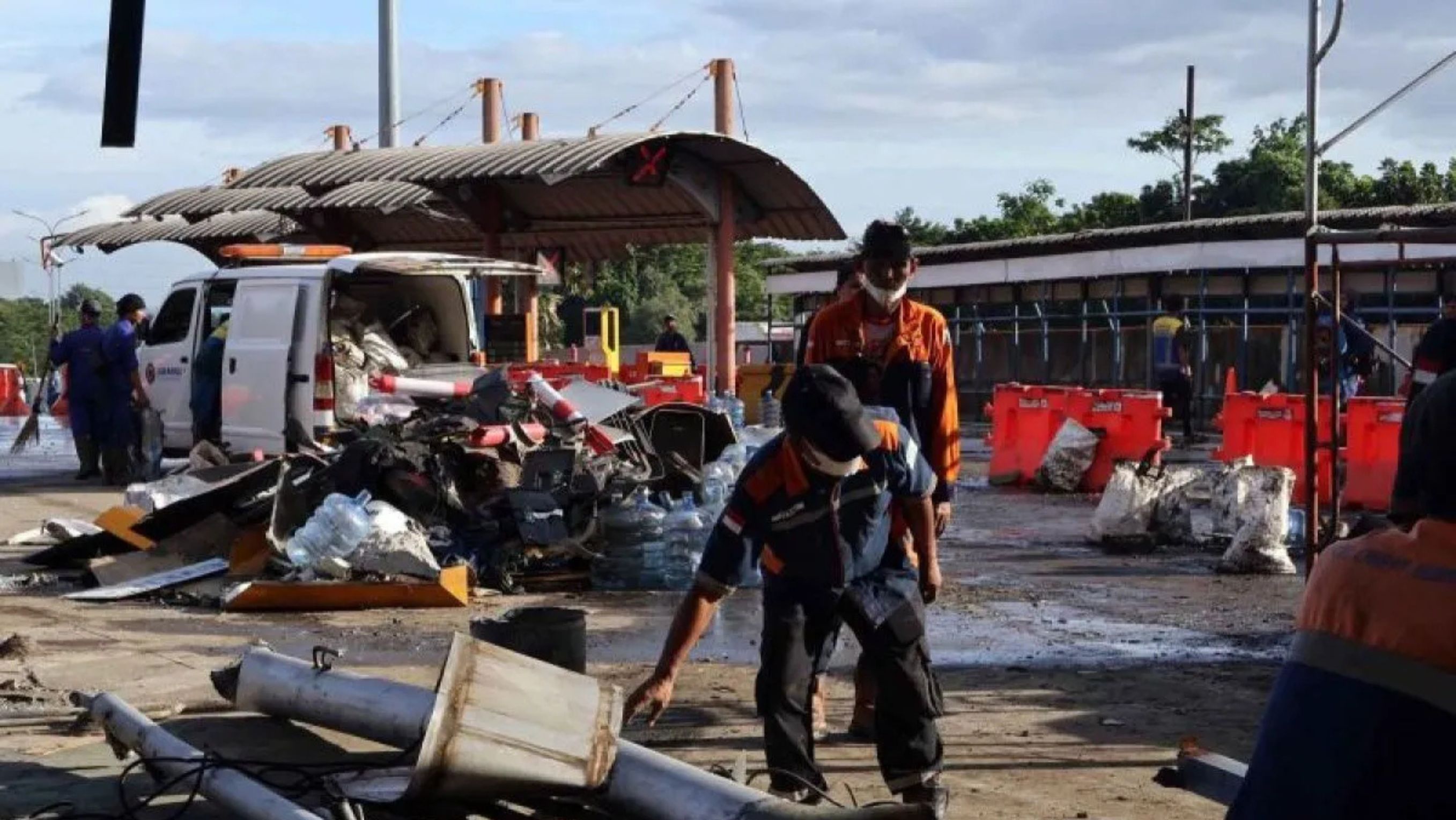 Petugas membersihkan material kecelakaan beruntun di Gerbang Tol Ciawi 2, Kota Bogor, Jawa Barat, Rabu (5/2/2025) <b>((Antara) )</b>