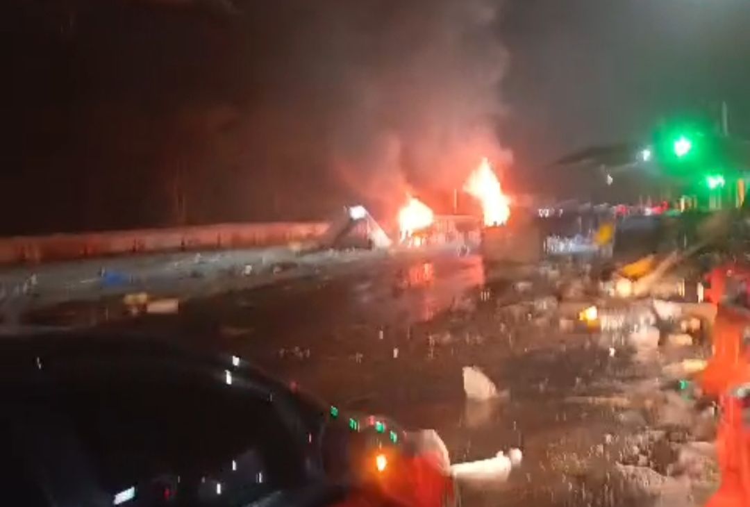 Truk sempat terbakar dalam kecelakaan maut di Tol Ciawi. 