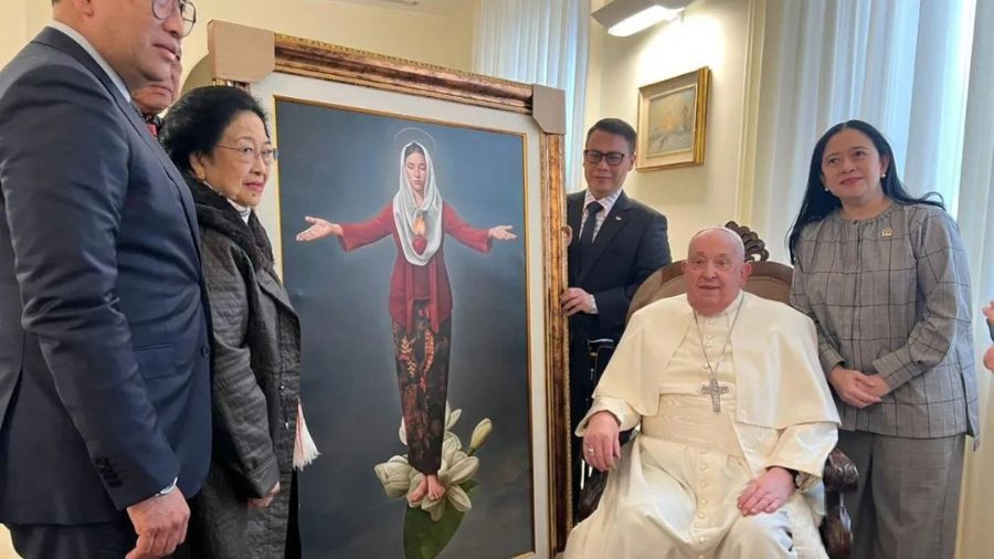 Presiden Kelima RI Megawati Soekarnoputri saat memberikan hadiah lukisan Bunda Maria untuk Pemimpin Umat Katolik Dunia Paus Fransiskus (kanan) di Istana Apostolik, Vatikan, Roma, Italia, Jumat (7/2/2025).  <b>(Dok.Antara)</b>