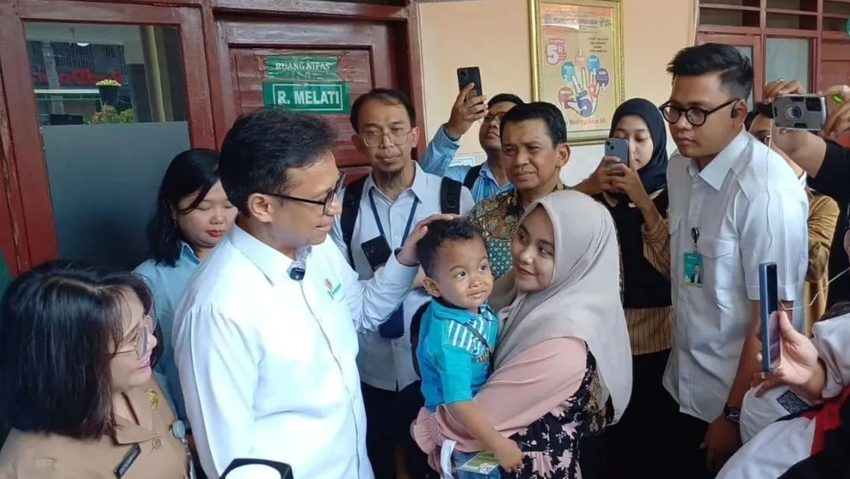 Menteri Kesehatan (Menkes) Budi Gunadi Sadikin saat memantau program CKG di Puskesmas Manukan Kulon <b>(Antaranews.com)</b>