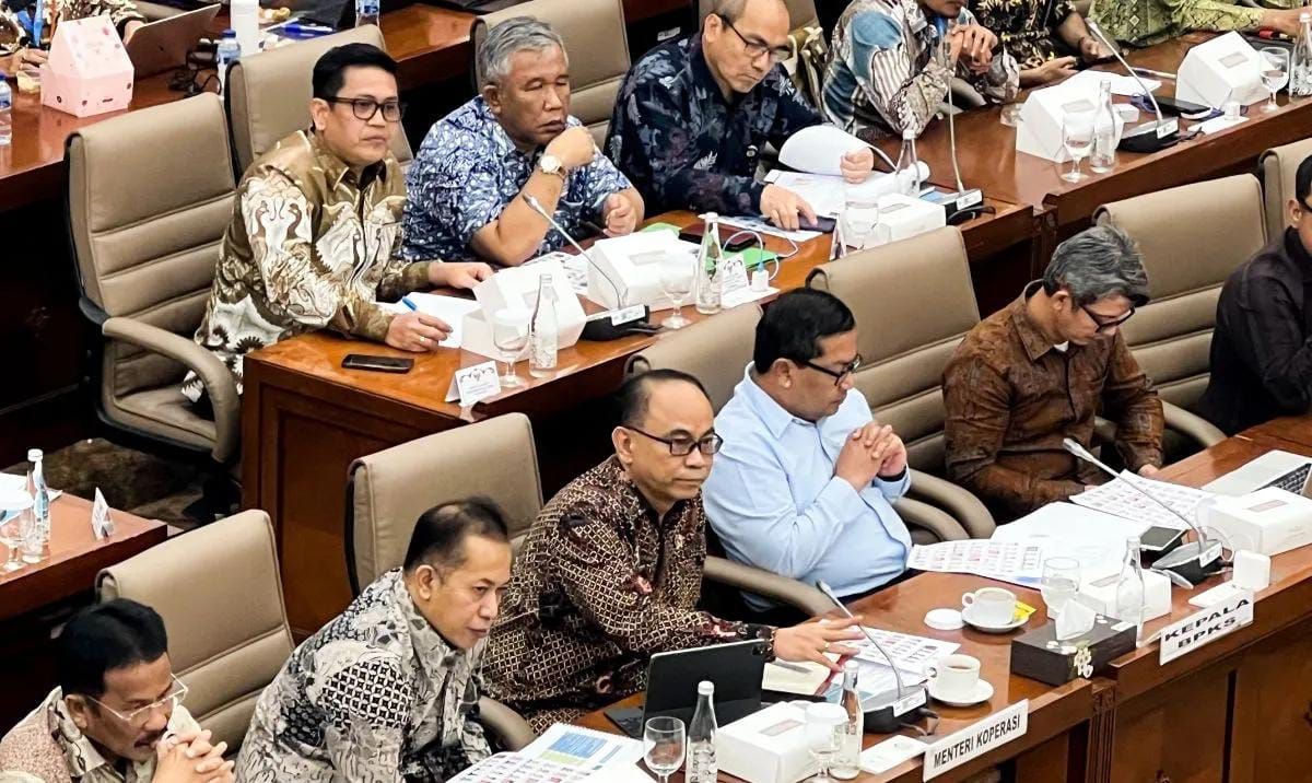 Menteri Koperasi (Menkop) Budi Arie Setiadi (tengah) dalam Rapat Kerja dan Rapat Dengar Pendapat (RDP) dengan Komisi VI DPR di Jakarta, Rabu (12/2/2025). <b>((Antara) )</b>