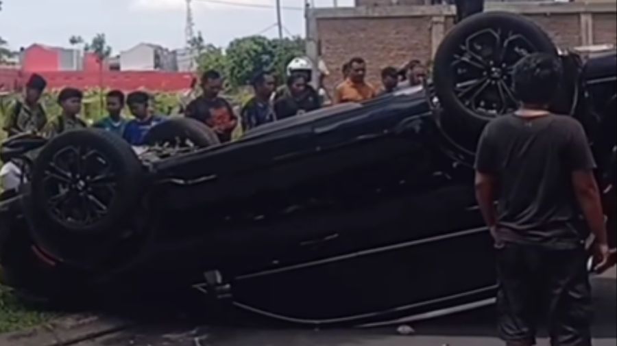 CRV Hitam Terbalik di Kawasan Graha Raya Tangerang   <b>(Instagram @info_ciledug)</b>