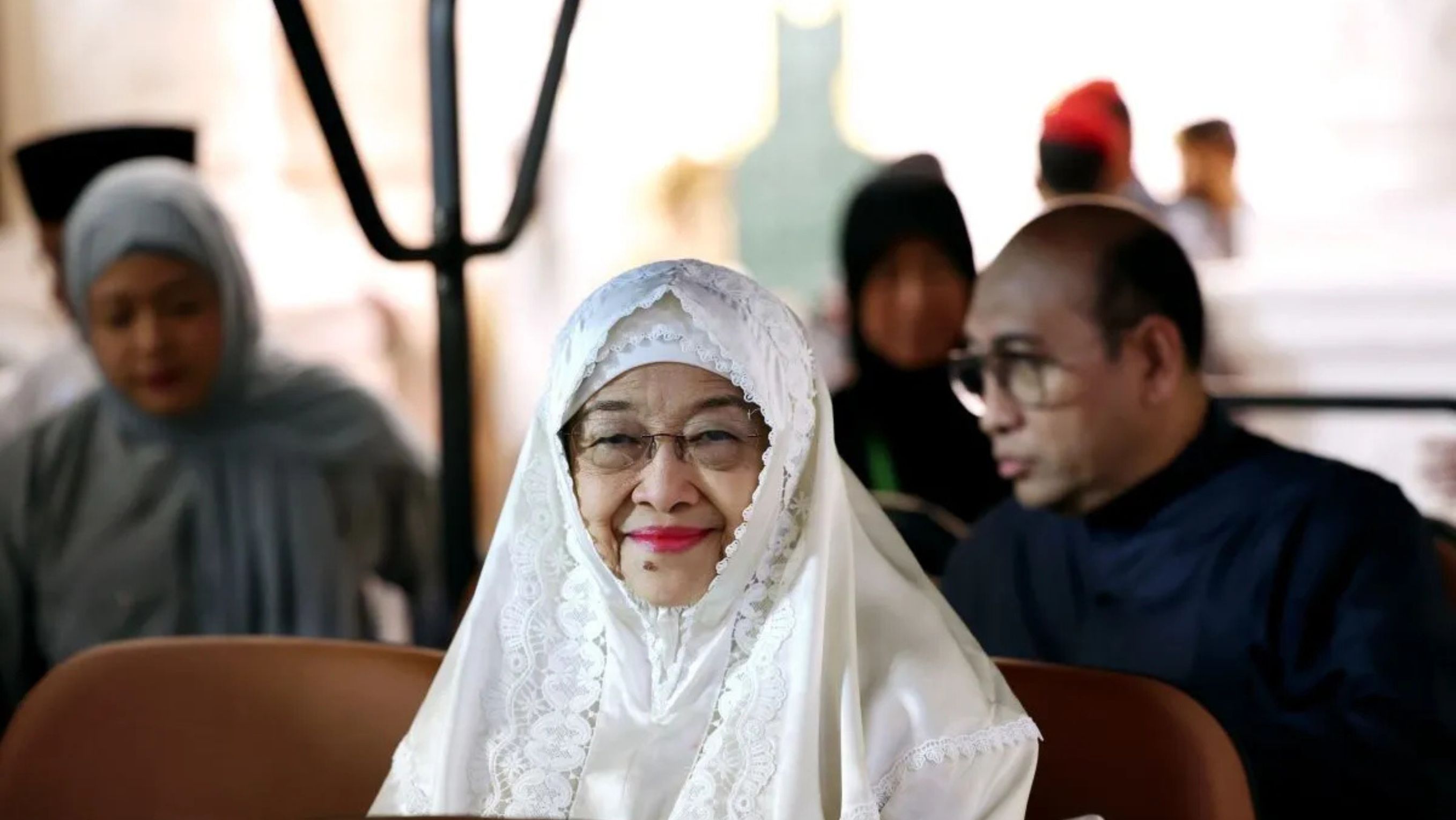 Presidem Kelima RI Megawati Soekarnoputri saat memasuki kawasan Masjid Nabawi, Madinah, Rabu (12/2/2025) <b>((Antara))</b>