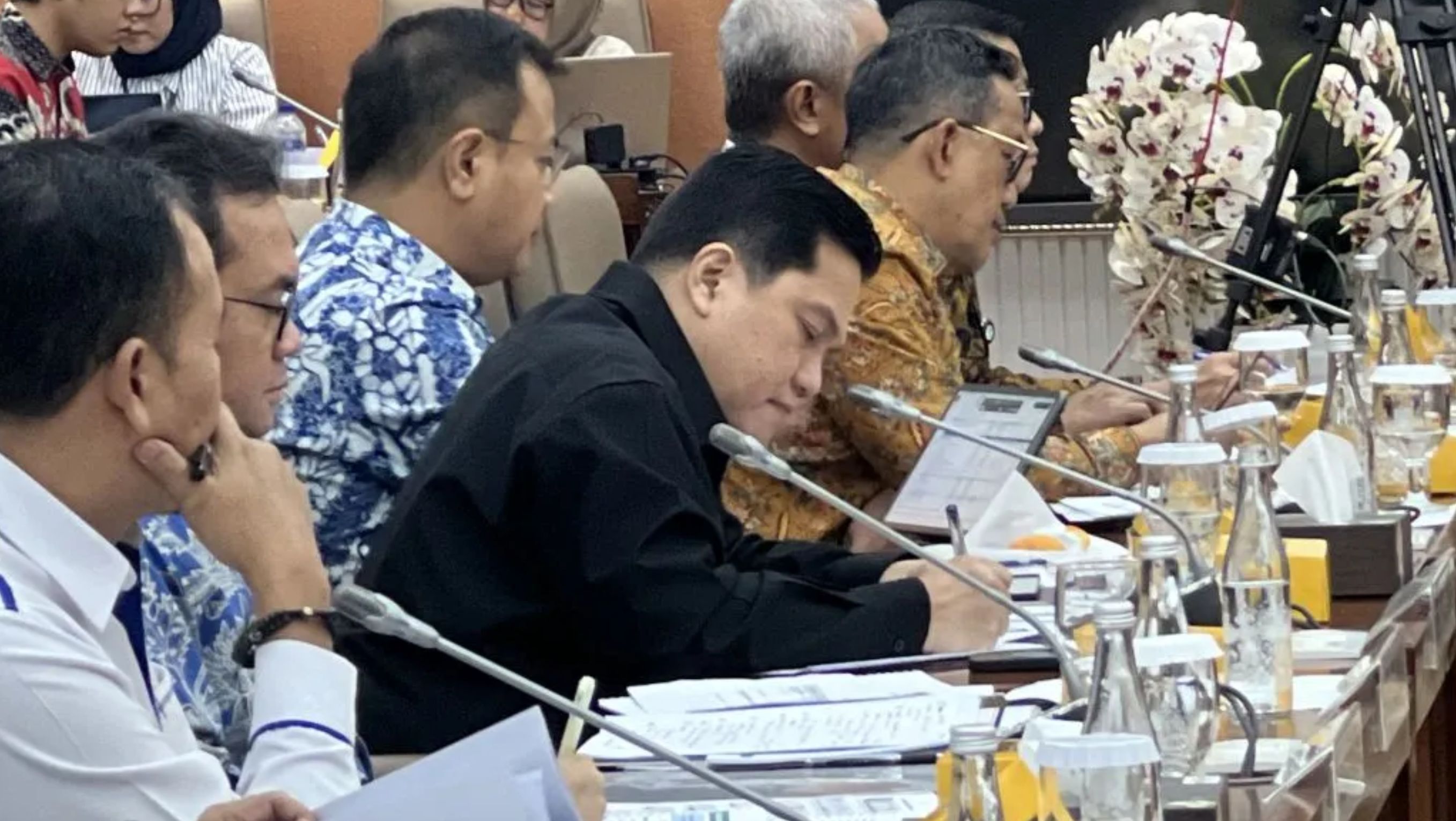 Menteri BUMN Erick Thohir (pakaian hitam) dalam Rapat Kerja dengan Komisi VI DPR RI  <b>(Antaranews)</b>