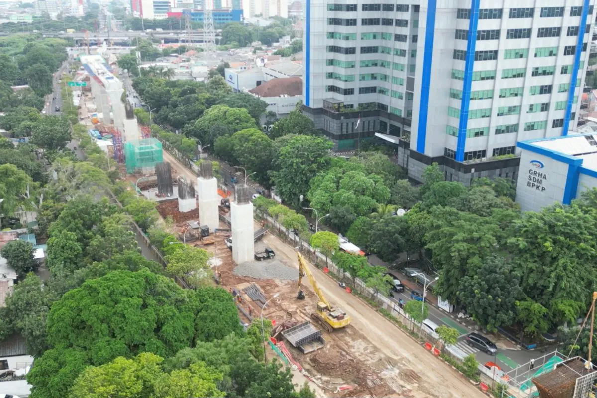 Pengerjaan jalur LRT Jakarta Fase 1 B yang menghubungkan Stasiun Velodrome Rawamangun dengan Stasiun Manggarai yang ditarget rampung akhir 2026. <b>(Antara)</b>