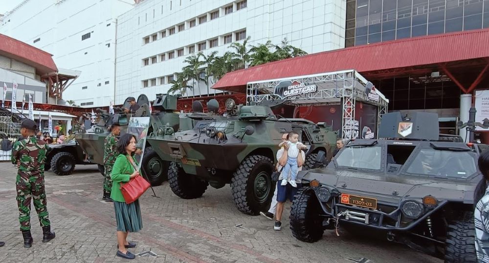 Pengunjung IIMS 025 dapat merasakan sensasi menaiki kendaraan tempur taktis milik TNI AD. (Foto: Adantoro/NTV)