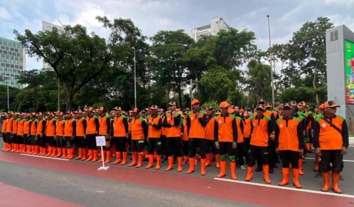 Arsip foto - Sejumlah petugas Penanganan Prasarana dan Sarana Umum (PPSU) mengikuti pelaksanaan apel siaga penanganan kebersihan malam tahun baru 2025 di Kemayoran, Jakarta, Selasa (31/12/2024).  <b>((Antara) )</b>