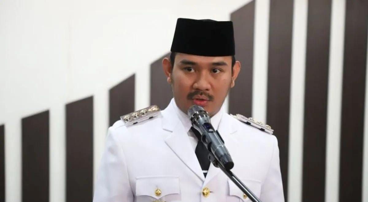 Bupati Bekasi terpilih periode 2025-2030 Ade Kuswara Kunang memberikan keterangan kepada media di Gedung DPRD Kabupaten Bekasi usai dilantik Presiden Prabowo Subianto pada Kamis (20/2/2025) <b>((Antara) )</b>