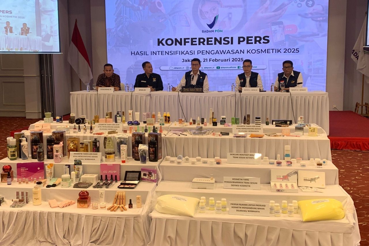 BPOM lakukan penyitaan kosmetik ilegal <b>(Ntvnews.id/Agus Setiawan)</b>