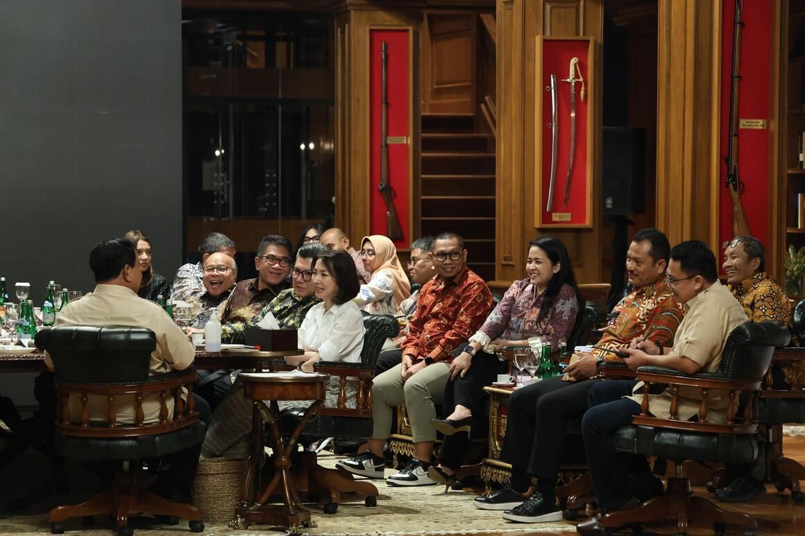 Presiden Prabowo Subianto mengadakan diskusi dengan puluhan pemimpin redaksi media massa serta tokoh senior jurnalistik di kediamannya, Padepokan Garuda Yaksa di Hambalang, Bogor, Jawa Barat pada Sabtu 22 Februari 2025. 