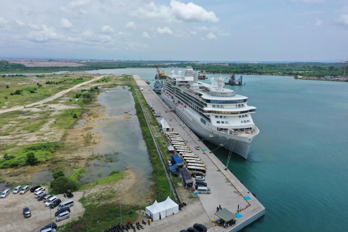 Pelabuhan Benoa, Bali, mencetak sejarah baru dengan berhasil menyandarkan tiga cruise atau kapal pesiar internasional secara bersamaan. 