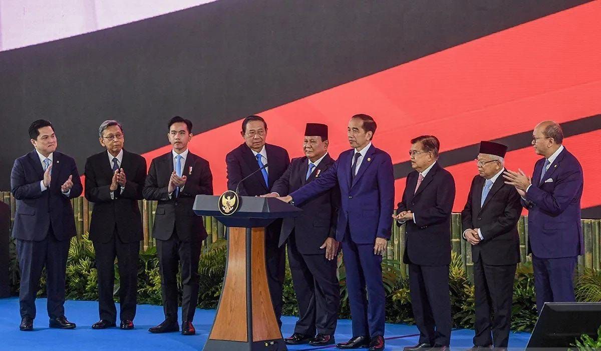 Presiden Prabowo Subianto (kelima kiri) didampingi Wapres Gibran Rakabuming Raka (ketiga kiri) bersama Presiden ketujuh Joko Widodo (keempat kanan), Presiden keenam Susilo Bambang Yudhoyono (keempat kiri), Wapres ke-13 Ma'ruf Amin (kedua kanan), Wapr <b>(Antara)</b>