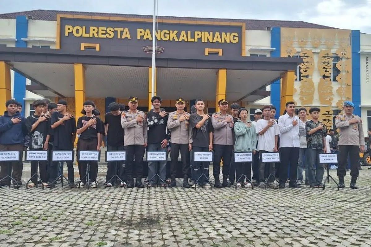 Kapolresta Pangkalpinang Kombes Gatot Yulianto sekolahkan dan beri kerja eks anggota geng motor. (Antara) 