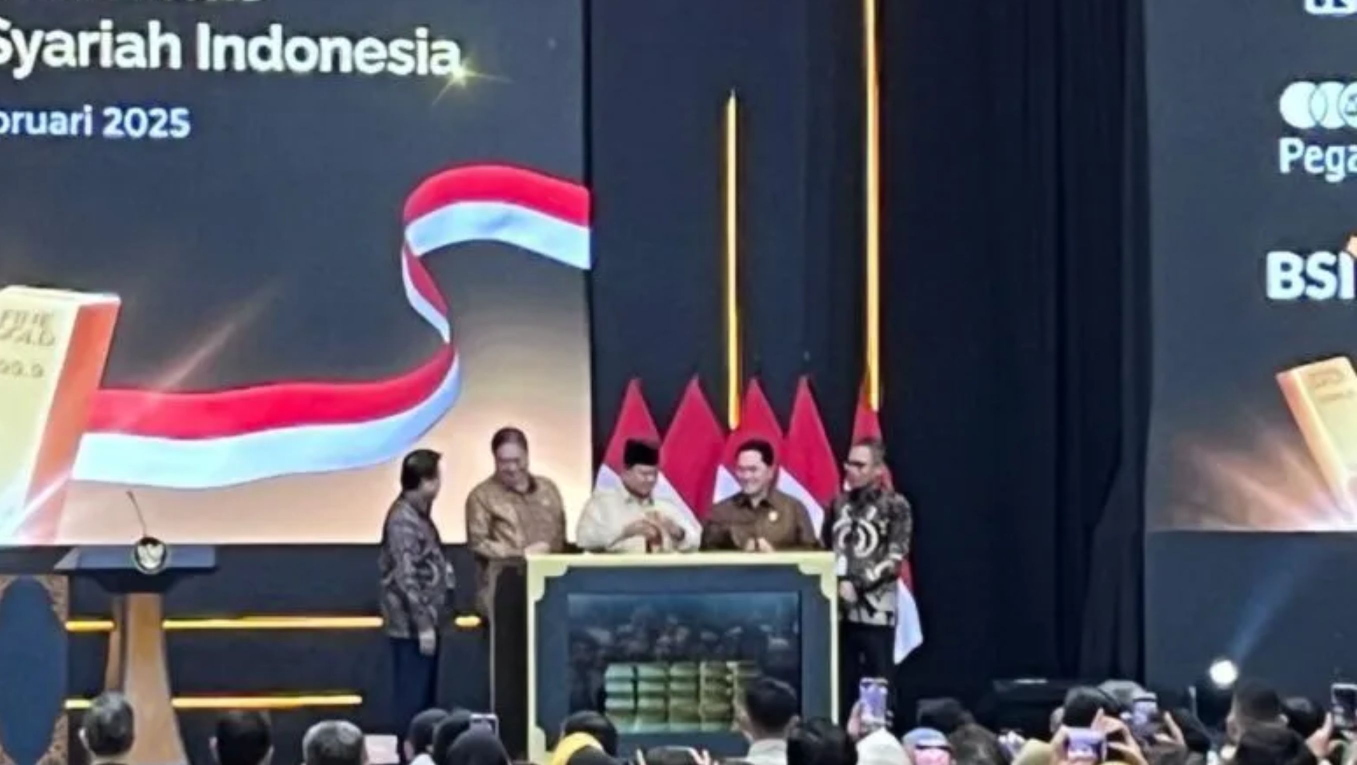 Presiden RI Prabowo Subianto (tiga kiri) dalam prosesi peresmian Layanan Bank Emas Pegadaian dan Bank Syariah Indonesia <b>(Antara)</b>