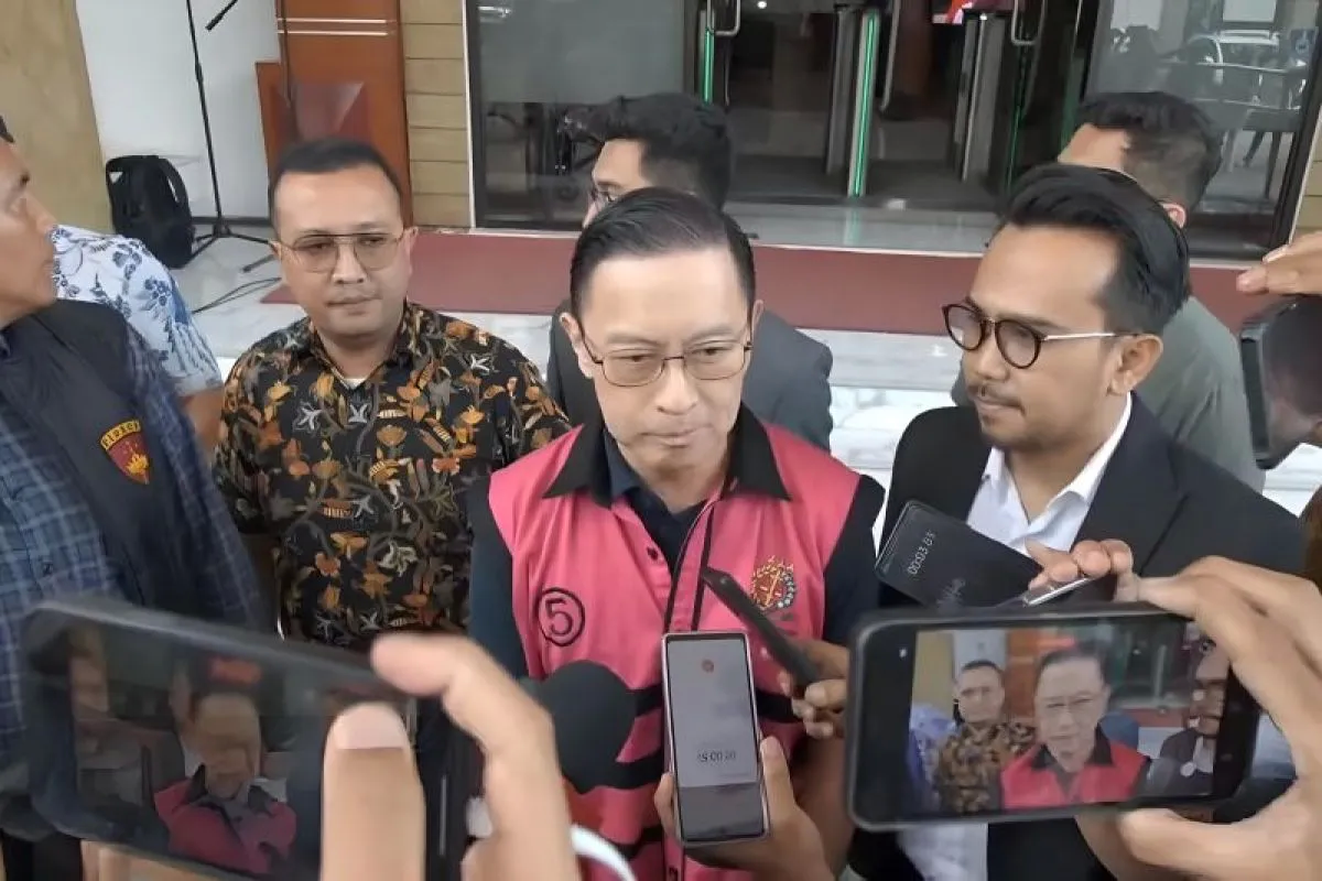 Tersangka kasus korupsi importasi gula di Kementerian Perdagangan pada tahun 2015&ndash;2016, Thomas Trikasih Lembong (TTL) atau Tom Lembong, berbicara dengan awak media di Gedung Kejari Jakarta Pusat, Jakarta, Jumat (14/2/2025). <b>(Antara)</b>