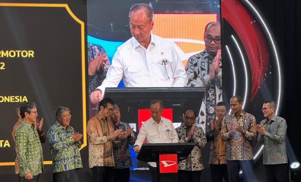 Penandatanganan prasasti oleh Menperin Agus Gumiwang Kartasasmita sebagai tanda peresmian pabrik perakitan kendaraan bermotor, Karawang Assembly Plant 2 di PT Astra Daihatsu Motor, Jawa Barat. (Foto: Dok/Daihatsu) 