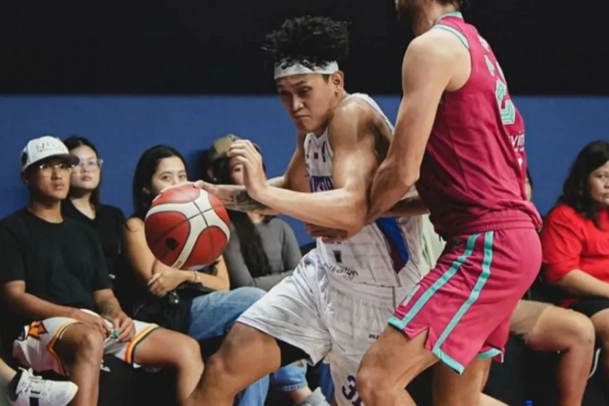 Dokumentasi pebasket Hangtuah Jakarta Althof Dwira Satrio, mencoba melewati adangan pemain lawan dalam salah satu pertandingan IBL 2025.  <b>(Antara)</b>
