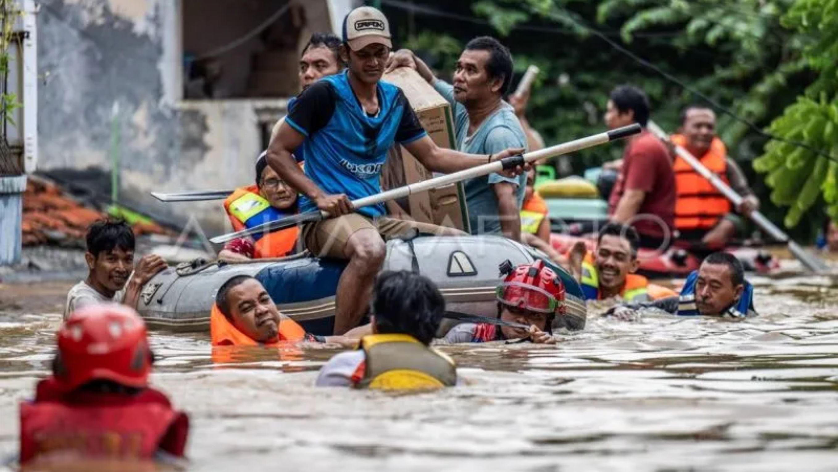 Petugas gulkarmat bersama relawan mengevakuasi warga yang terdampak banjir di Kelurahan Rawajati, Pancoran, Jakarta Selatan, Selasa, 4 Maret 2025 <b>(Antara)</b>