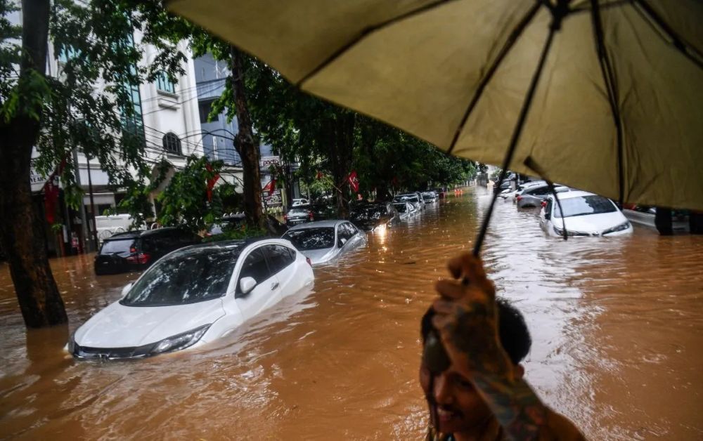 Ilustrasi. Sejumlah mobil terendam banjir di Jalan Kemang Raya, Jakarta Selatan. (Foto: ANTARA FOTO/Sigid Kurniawan/foc)