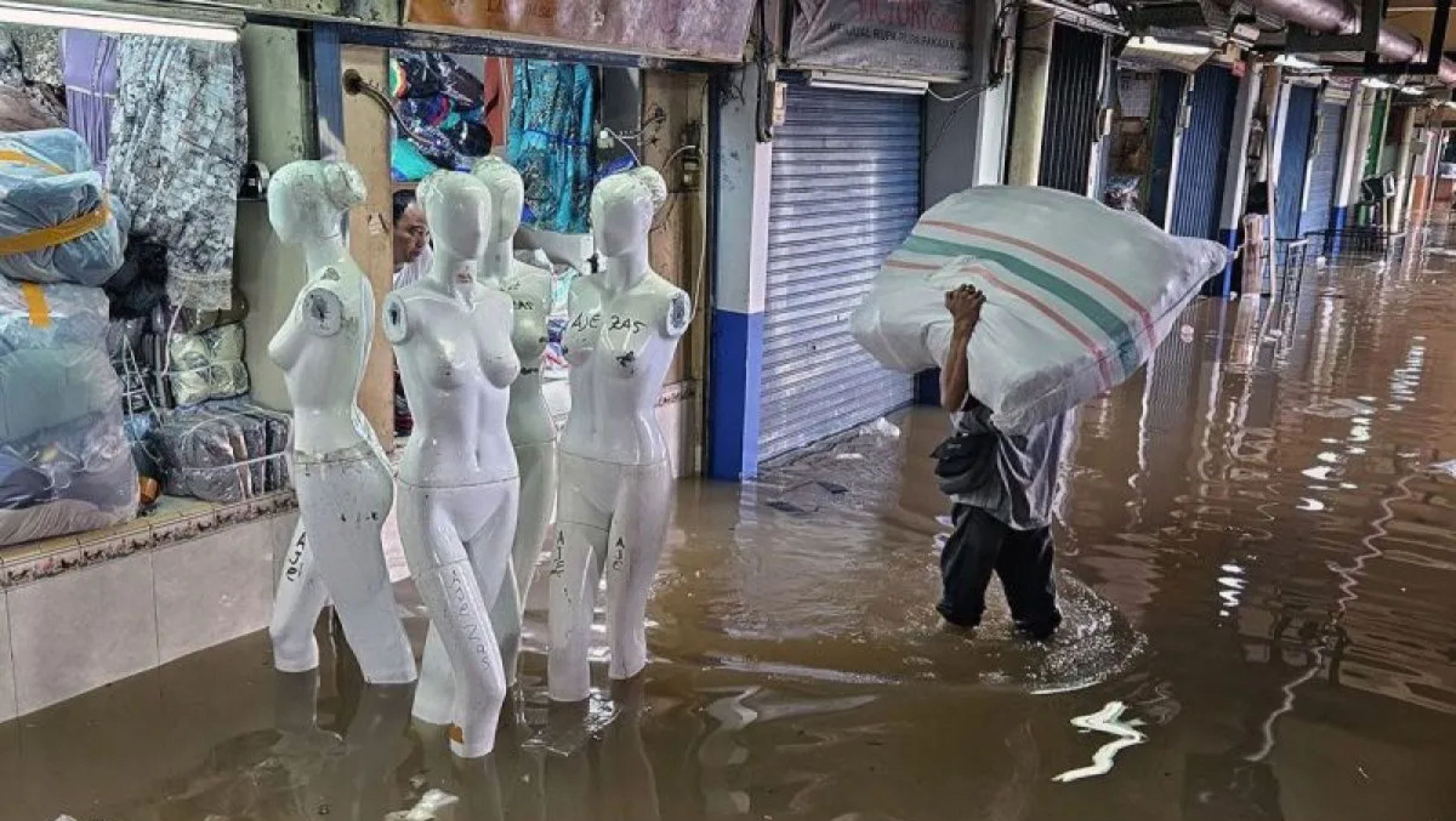 Pedagang Pasar Cipulir Jaksel Tetap Berjualan Meski Banjir <b>(Antara)</b>