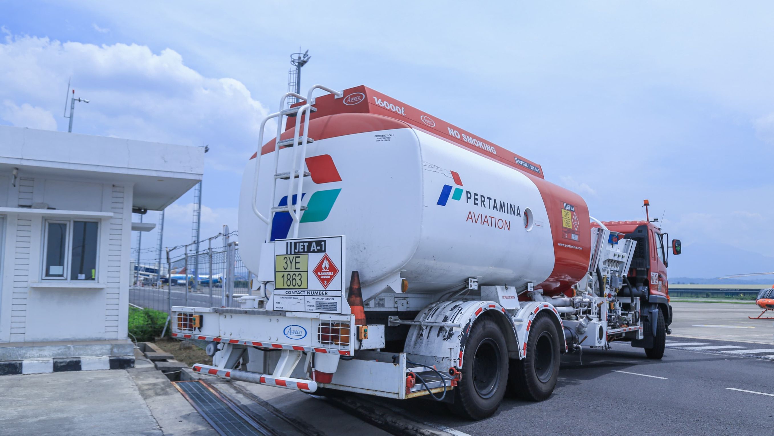 Pertamina sedang memasok bahan bakar Aviation Jet A-1 ke Bandara