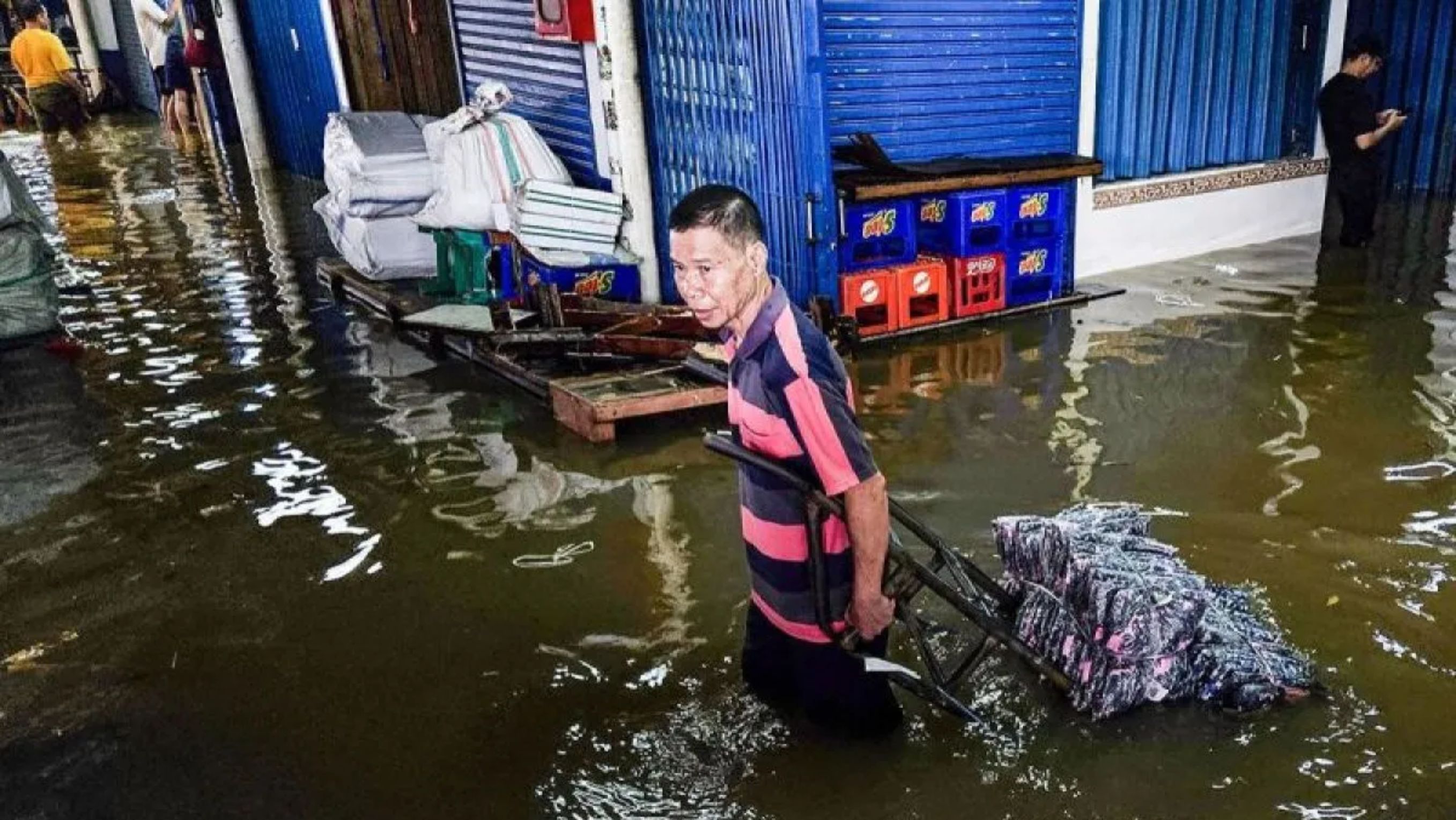 Pedagang Pasar Cipulir Jaksel Tetap Berjualan Meski Banjir <b>(Antara)</b>