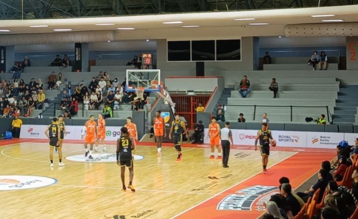 Pertandingan pekan ketujuh Indonesian Basketball League (IBL) 2025, antara Pelita Jaya Jakarta melawan Bali United Basketball, di GOR Mahasiswa Soemantri Brodjonegoro (GMSB), Kuningan, Jakarta, Selasa (4/3/2025).  <b>(Antara)</b>